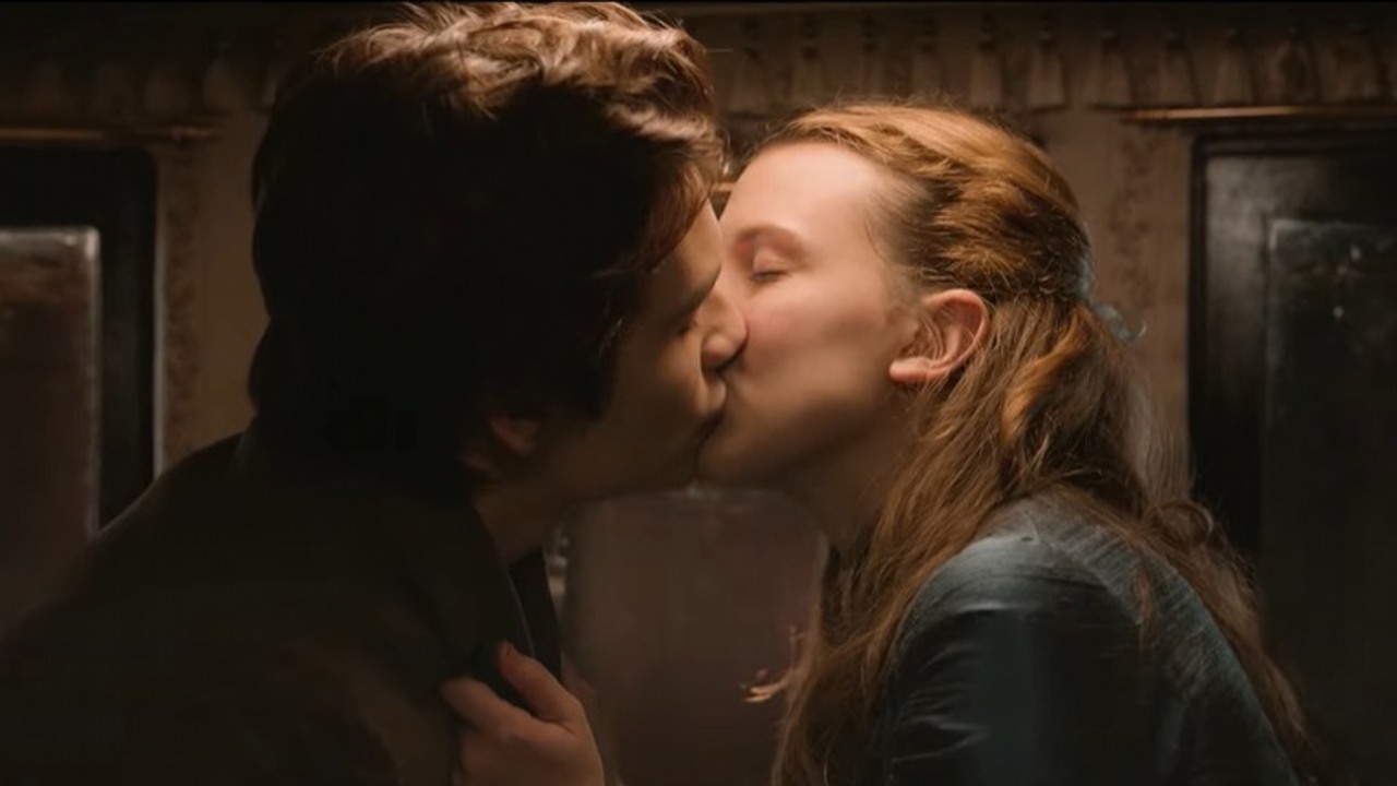 Millie Bobby Brown skrytykowana przez historię o scenie pocałunku w Enoli Holmes 2, źródło grafiki: Enola Holmes 2, Harry Bradbeer, Netflix, 2022.