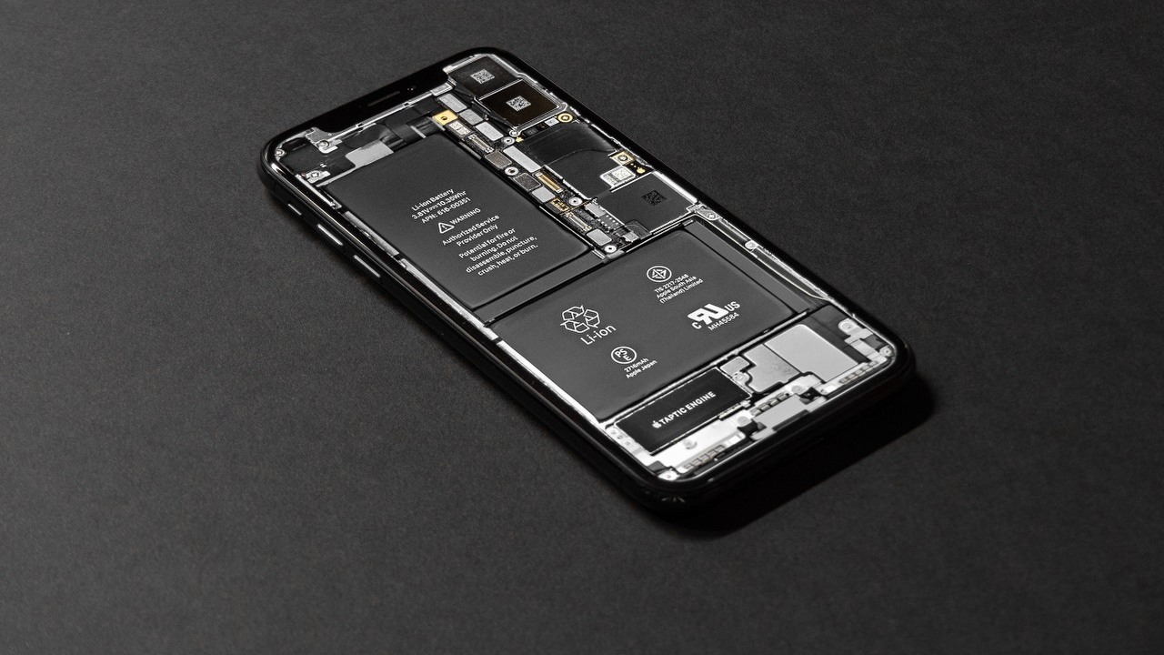Nie tylko USB-C, UE chce też obowiązkowych wymiennych baterii, źródło grafiki: Tyler Lastovich.