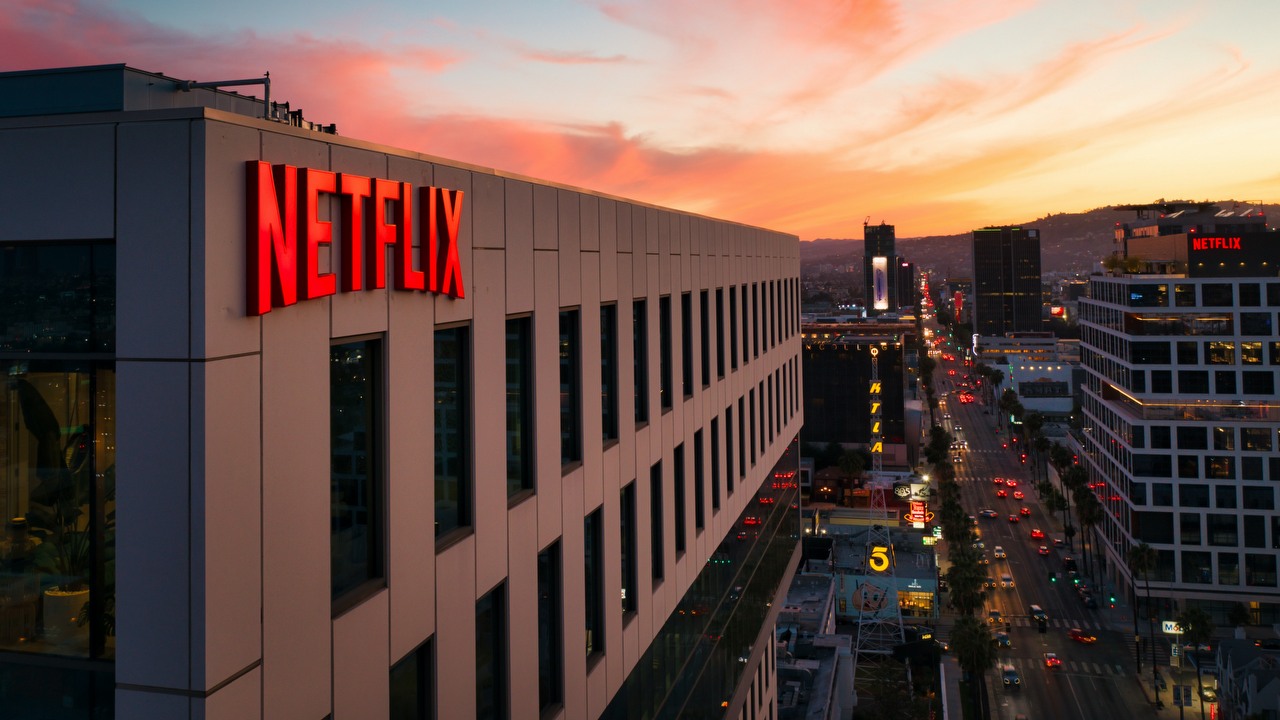 Netflix zacznie ograniczać dzielenie kont już w 2023 roku, źródło grafiki: Unsplash, Venti Views.