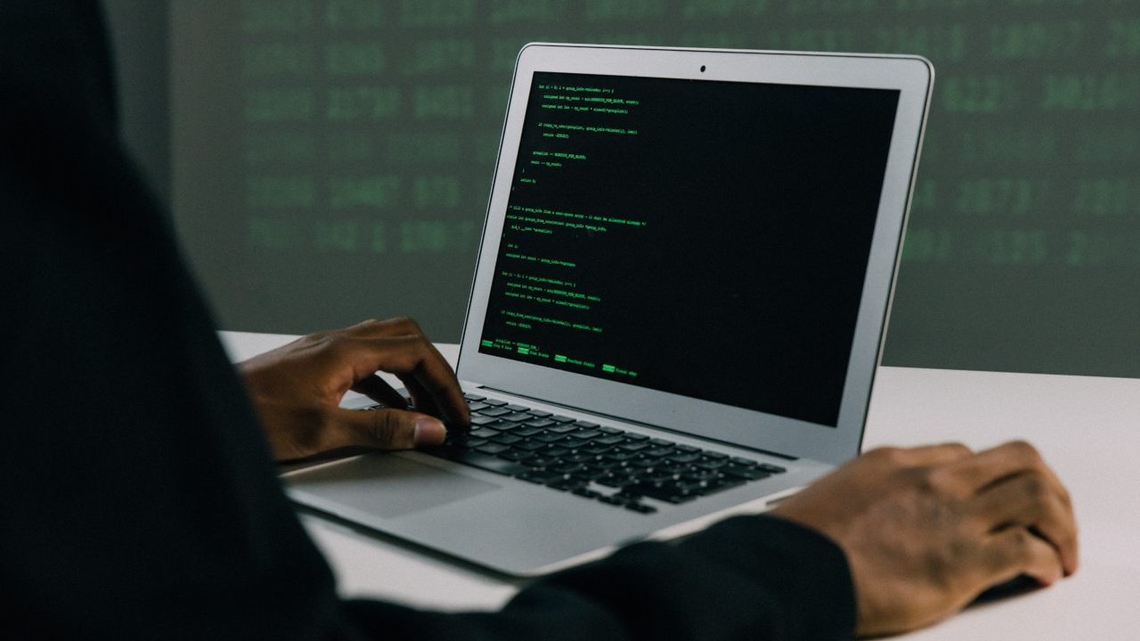 Nawet FBI zaleca instalację adblockera, źródło grafiki: Pexels | Mati Mango..