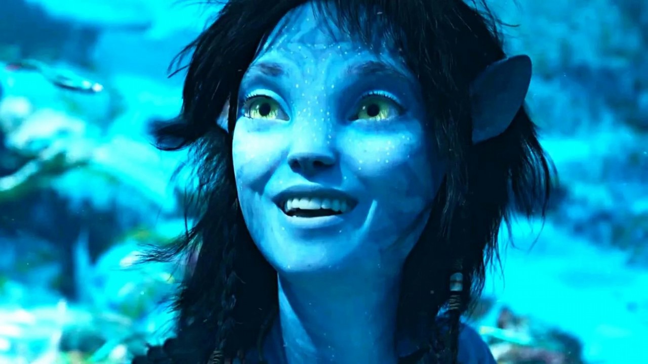 Avatar 2 - kim jest Kiri? Wyjaśniamy, źródło grafiki: Avatar: Istota wody; James Cameron; 20th Century Studios; 2022.