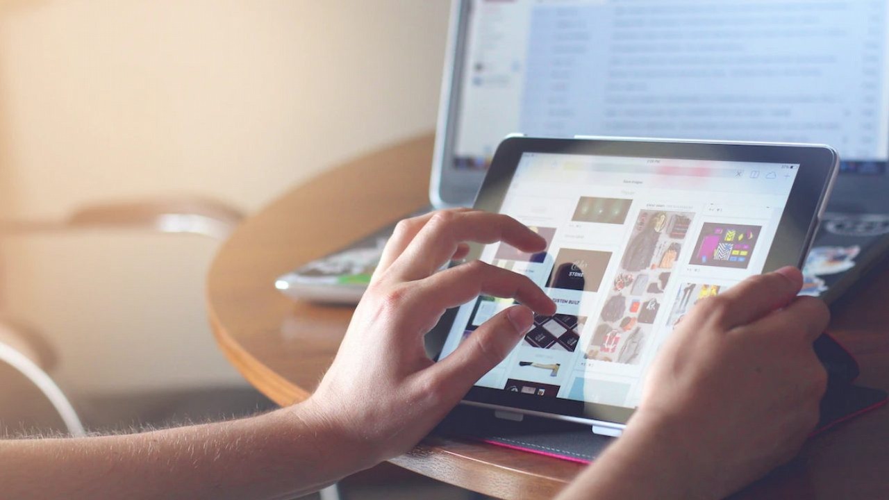 iPad taniej w Media Expert. Rozpoczęło się wielkie czyszczenie magazynów, źródło grafiki: Taras Shypka; Unsplash.com; 2017.