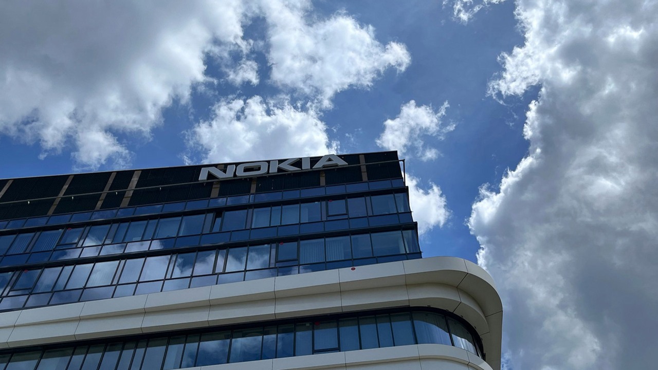 Nokia przewiduje koniec ery smartfonów do 2030 roku, źródło grafiki: Unsplash | M. Rennim.
