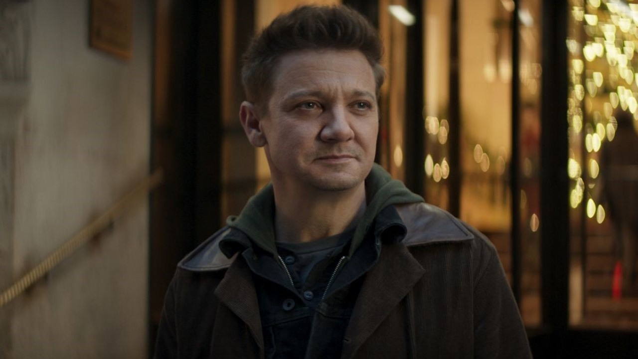 Jeremy Renner miał wypadek. Jest w krytycznym, ale stabilnym stanie, źródło grafiki: Hawkeye; Jonathan Igla; Marvel Studios; 2021.