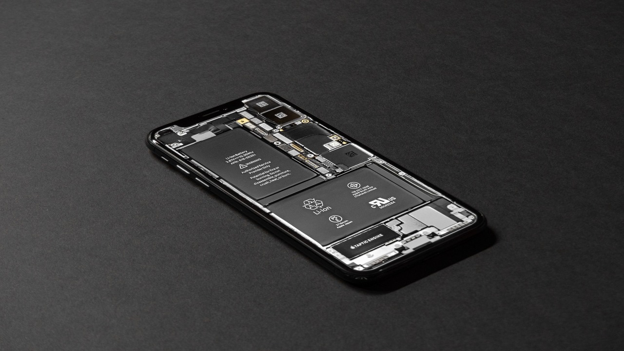 Wymiana baterii w iPhone’ach będzie jeszcze droższa, źródło grafiki: Tyler Lastovich | Unsplash.