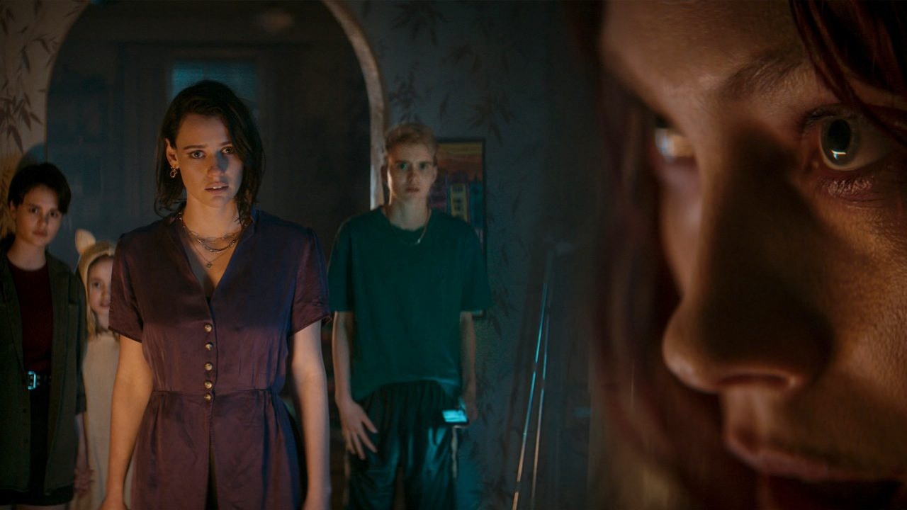 Zwiastuny Evil Dead Rise pokazują, że prawdziwa matka kocha na zabój, źródło grafiki: Evil Dead Rise; reż. Lee Cronin; Warner Bros. Pictures; 2023.