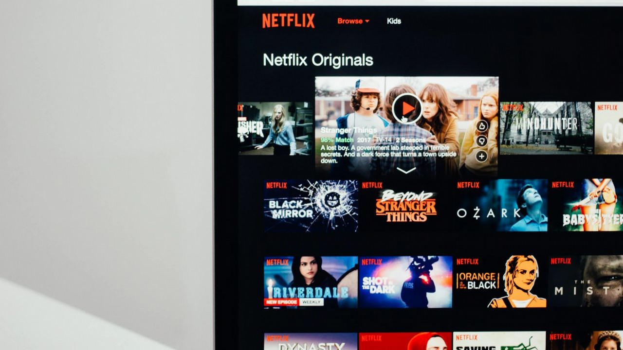 Dlaczego Netflix skasował 1899 i inne popularne seriale? To może być powodem, źródło grafiki: charlesdeluvio; Unsplash.com; 2017.