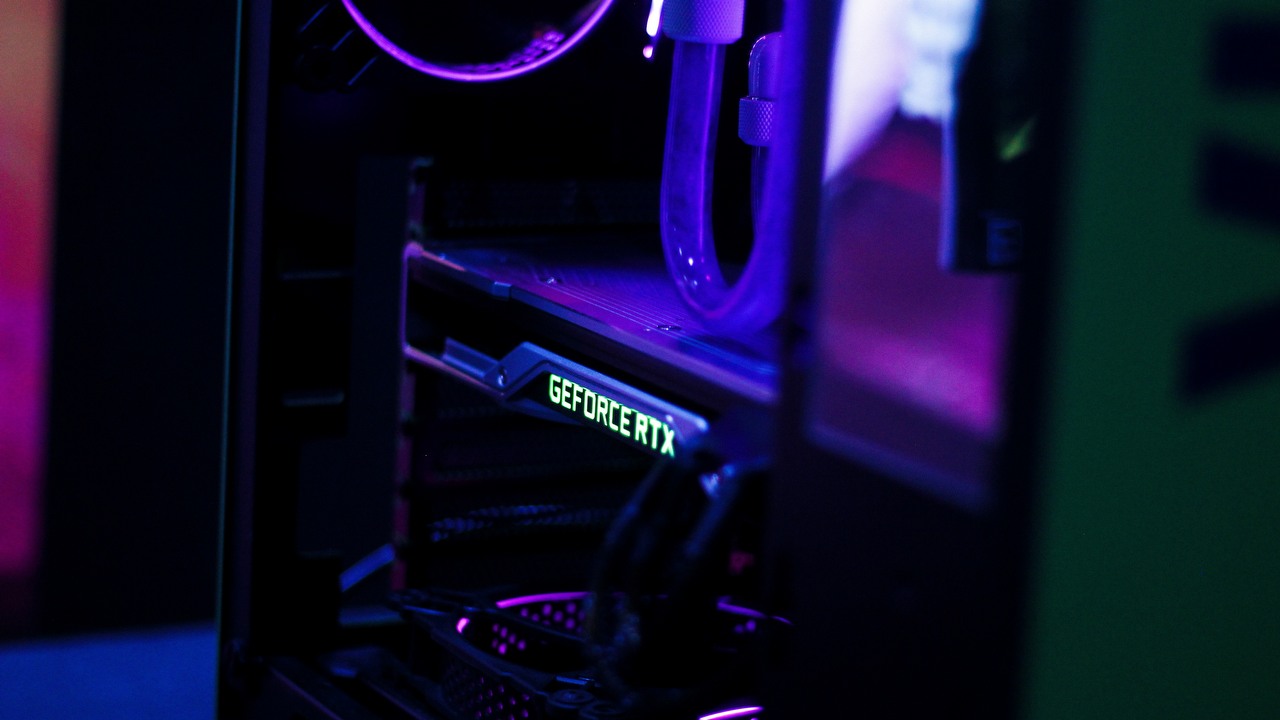 RTX 4070 Ti to wydajna, ale źle wyceniona karta; pierwsze recenzje w sieci, źródło grafiki: Unsplash / Fredrick Tendong.