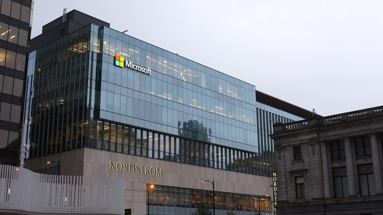 Microsoft chce przejąć ChatGPT za szalone pieniądze, źródło grafiki: Unsplash | Matthew Manuel.