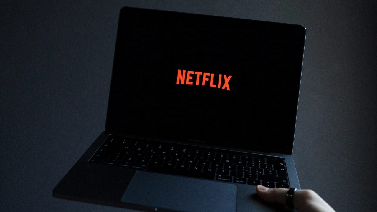 Będzie podatek od Netflixa? Nowa opłata ma odbić się na serwisach streamingowych, źródło grafiki: Giordano Rossoni; Unsplash.com; 2020.