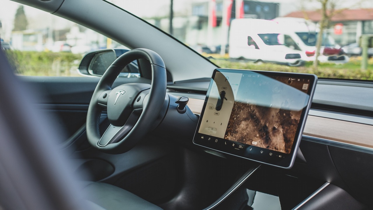 Tesla najpopularniejszą marką aut premium w USA, źródło grafiki: Bram Van Oost | Unsplash.