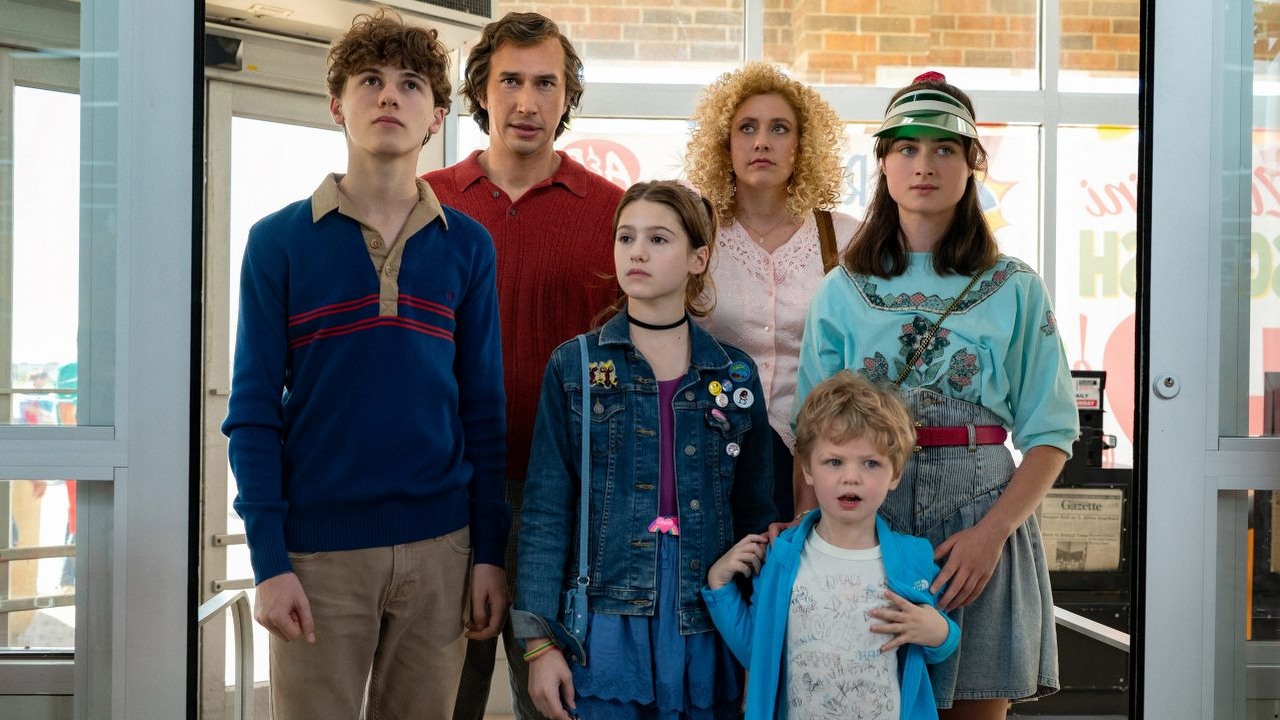 Netflix poniósł jedną z największych porażek przez ten kosztujący 100 mln dolarów film, źródło grafiki: Biały szum; Noah Baumbach; Netflix; 2022.