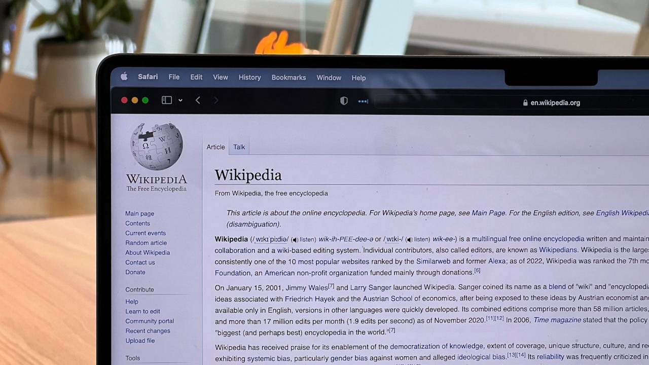 Wikipedia z największymi zmianami od dekady, źródło grafiki: Unsplash | Oberon Copeland @veryinformed.com..
