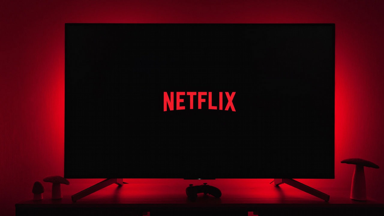Netflix zyskał 7 mln subskrybentów, ale spodziewa się spadku przez walkę z dzieleniem kont, źródło grafiki: Unsplash, Thibault Penin.