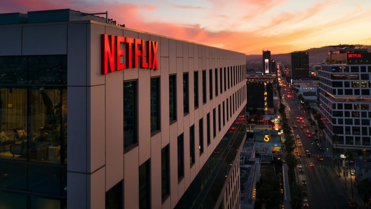 Szef Netflixa stanowczo odpowiada na protesty odnośnie anulowanych seriali, źródło grafiki: Venti Views; Unsplash.com; 2021.