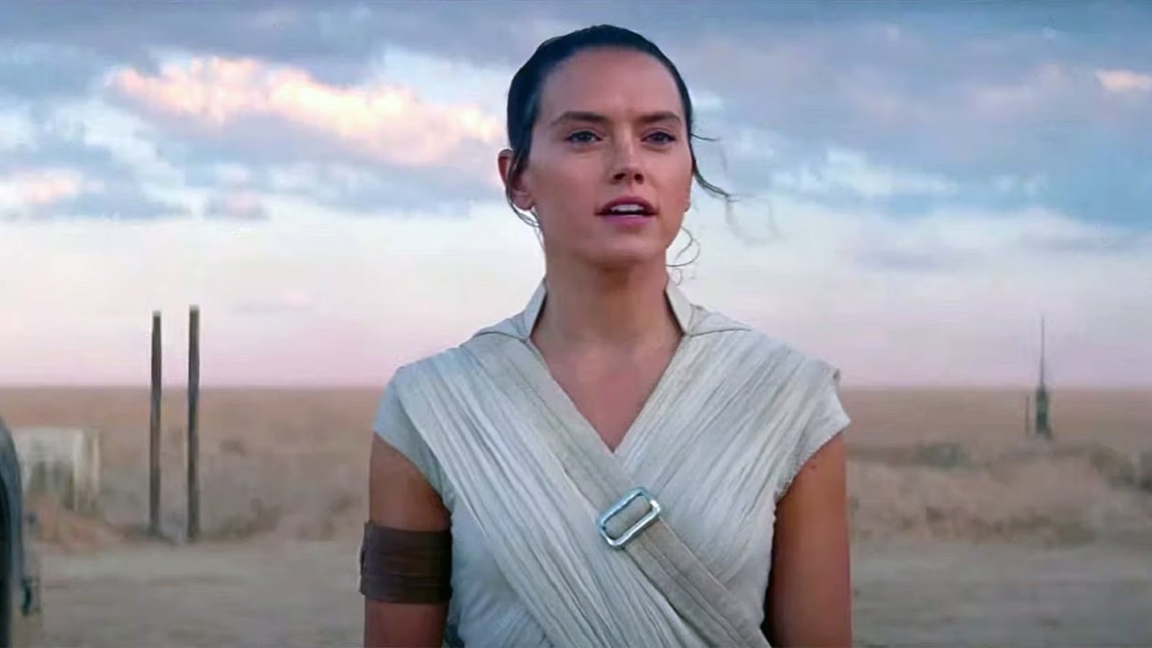 Daisy Ridley komentuje kontrowersyjną decyzję o zrobieniu z Rey wnuczki Palpatine'a, źródło grafiki: Gwiezdne wojny: Skywalker. Odrodzenie; J.J. Abrams; Lucasfilm; 2019.