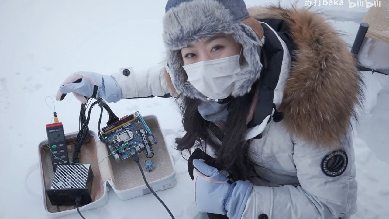 To najzimniejszy PC świata; zobaczcie, jak radzi sobie z rekordowym mrozem, źródło grafiki: Suda Baka/bilibili.