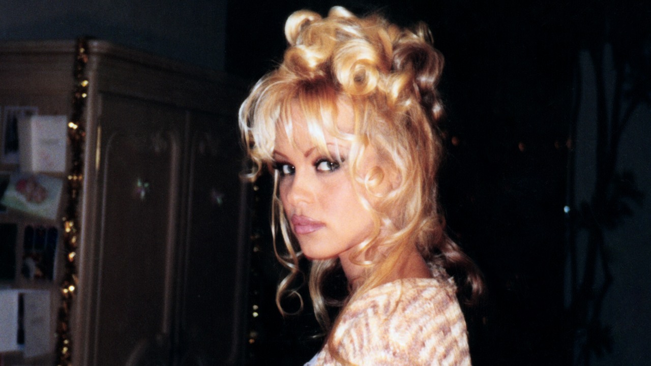 Pamela Anderson żąda przeprosin od twórców Pam i Tommy, źródło grafiki: Pamela: Historia miłosna, Ryan White, Netflix, 2023.