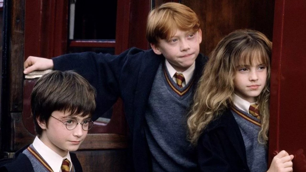 Harry Potter - chronologia. Jak oglądać?, źródło grafiki: Harry Potter i Kamień Filozoficzny; Chris Columbus; Warner Bros. Pictures; 2001.