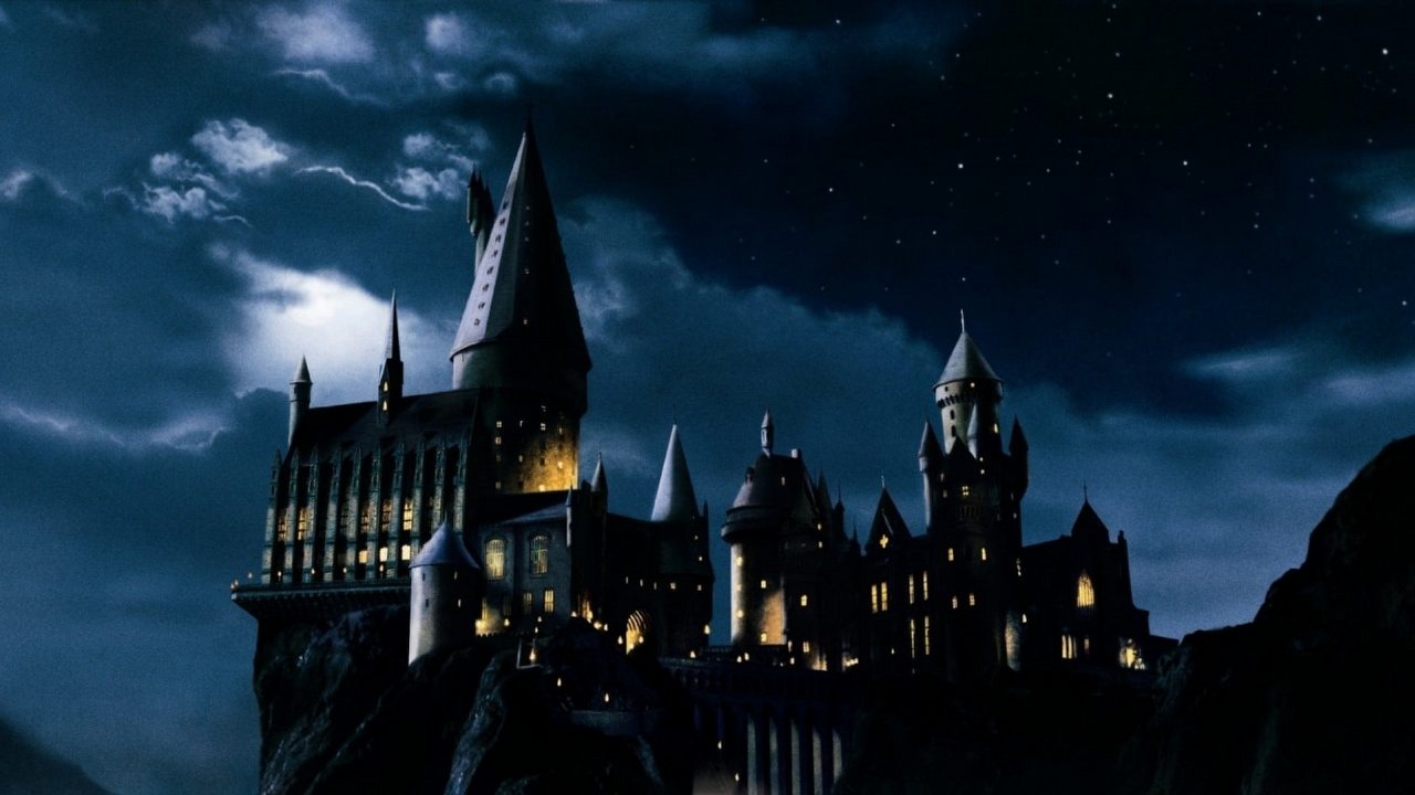 Tak J.K. Rowling wyobrażała sobie Hogwart przed powstaniem filmów Harry Potter, źródło grafiki: Harry Potter i Kamień Filozoficzny; reż. Chris Columbus; Warner Cinema; 2001.
