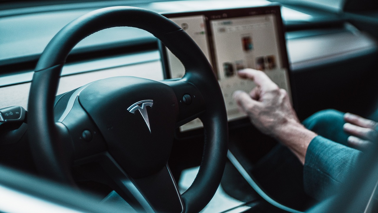 Stracił kierownicę w trakcie jazdy, Tesla z groźną awarią, źródło grafiki: Davin Von Diemar / Unsplash.
