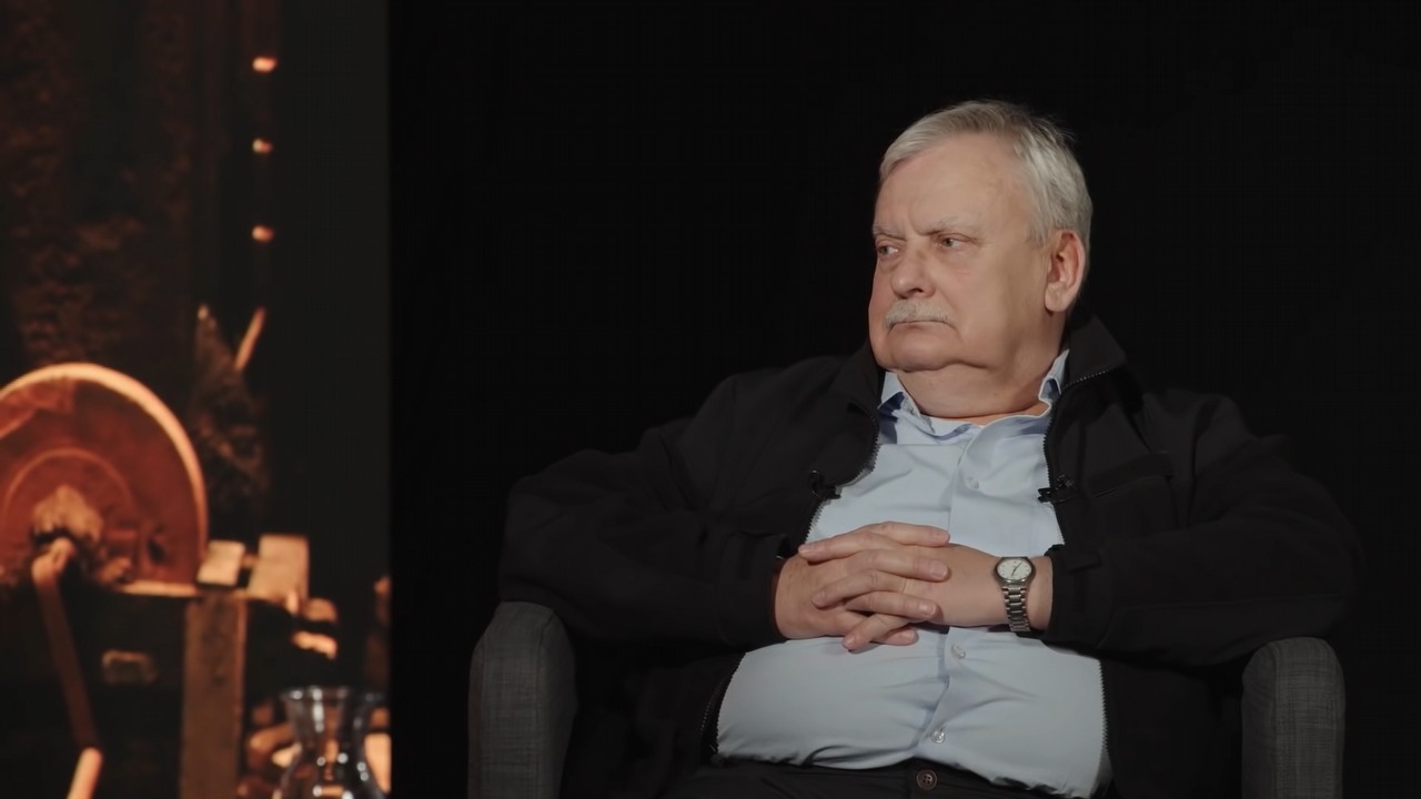 Co Andrzej Sapkowski myśli o Wiedźminie Netflixa? Autor lakonicznie ocenił serial, źródło grafiki: Andrzej Sapkowski, YouTube: Netflix Polska, 2022.