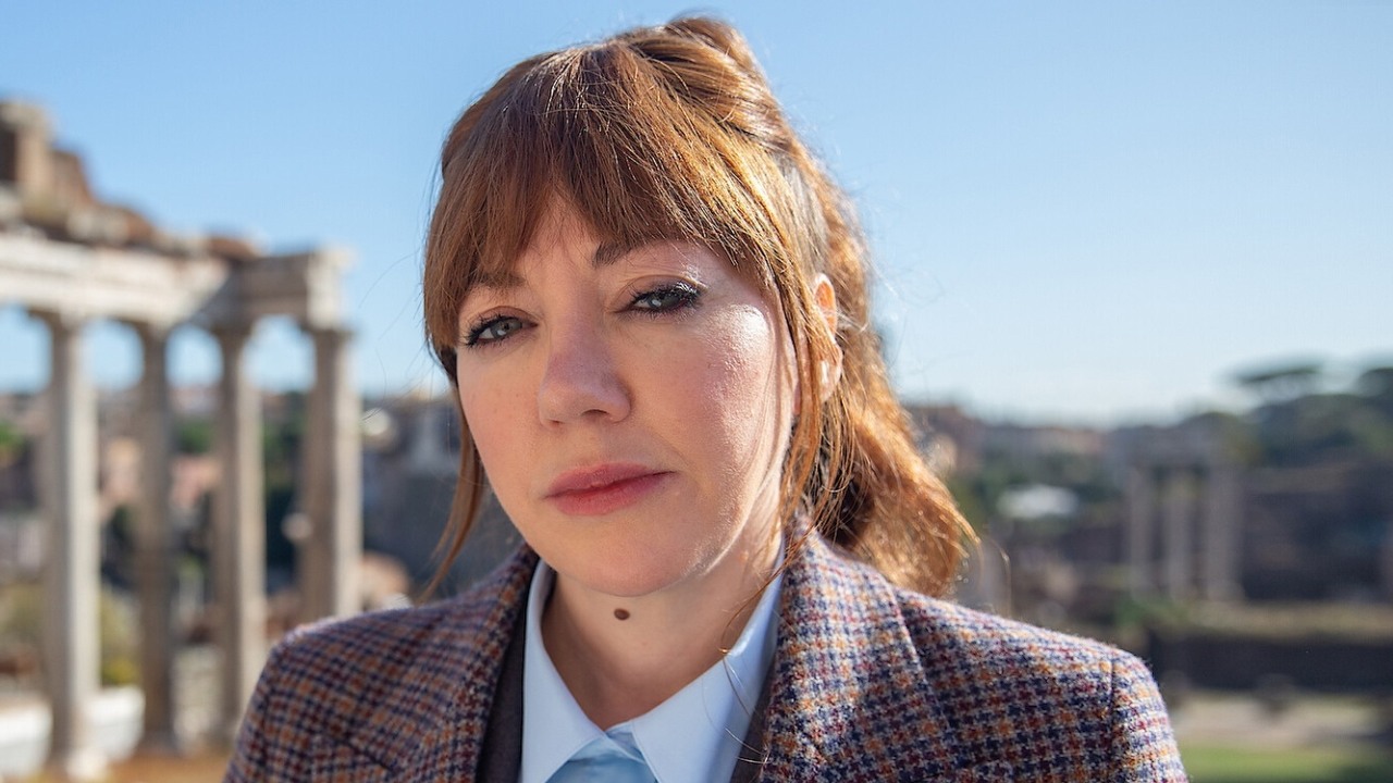 Netflix wypuścił jedną z najzabawniejszych komedii, ale prawie nikt jej nie widział, źródło grafiki: Świat oczami Cunk; Netflix; 2023.