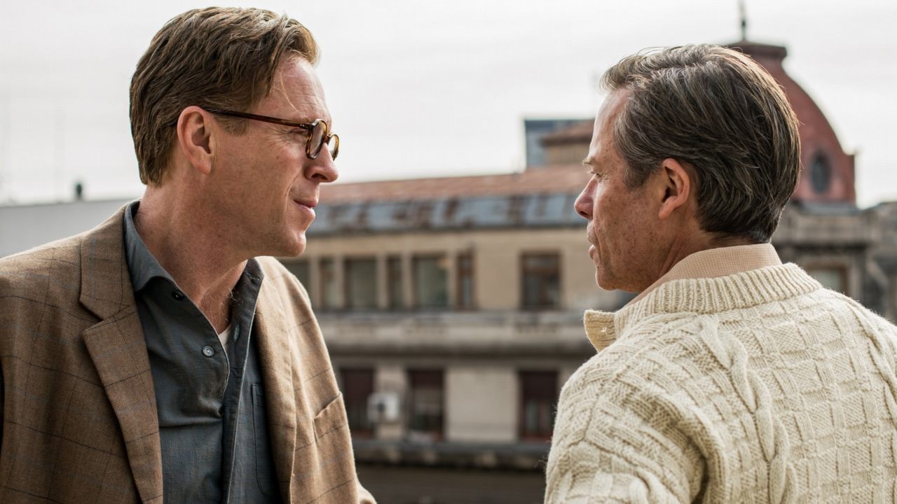 Szpieg wśród przyjaciół z HBO Max to warty uwagi serial, źródło grafiki: Szpieg wśród nas, reż. Nick Murphy, Alexander Cary, HBO Max, 2022..