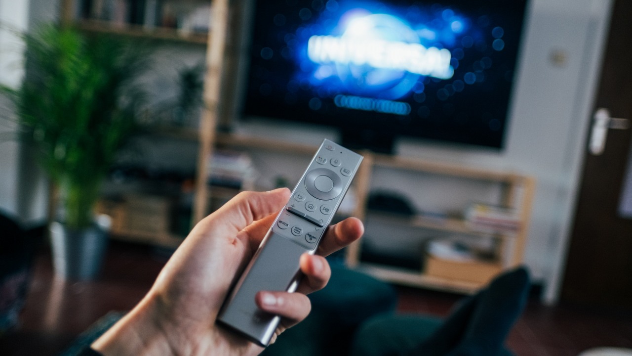Warner Bros. Discovery przejęło VOD.pl; filmy i seriale są dostępne za darmo, źródło grafiki: Unsplash, Jonas Leupe.