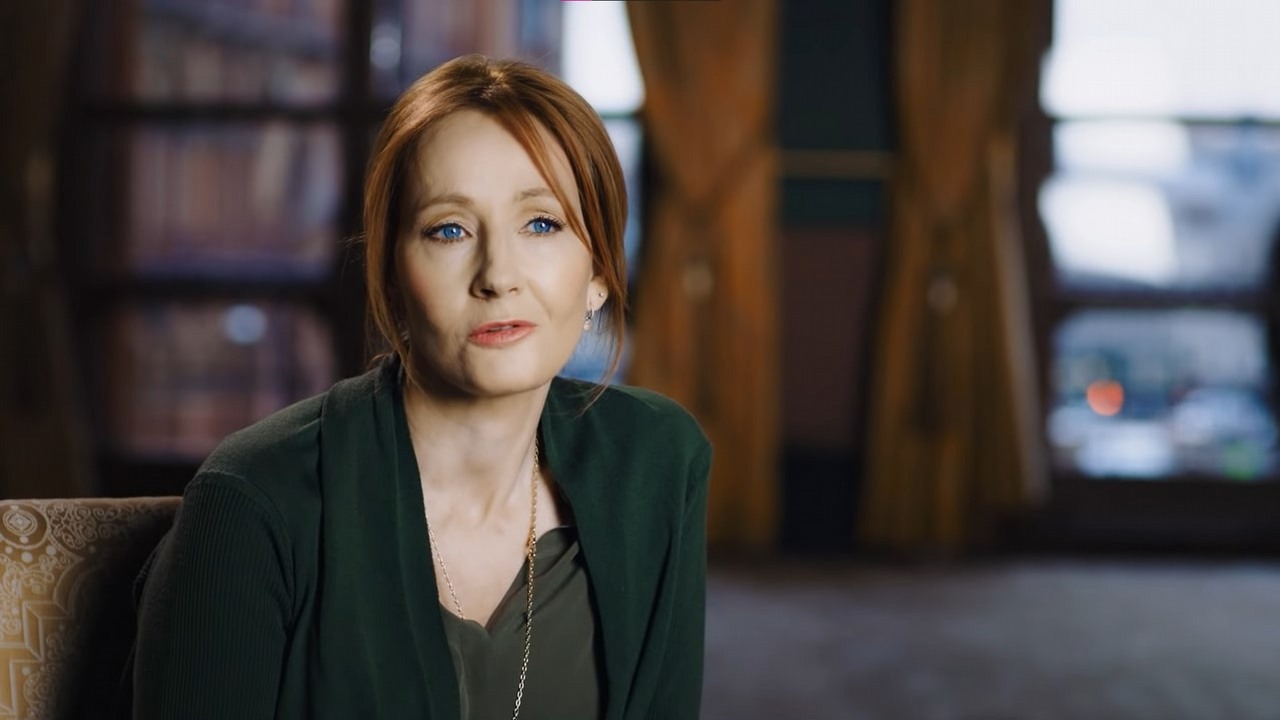 J.K. Rowling zapewnia, że jej wypowiedzi o transpłciowych kobietach zostały źle zrozumiane, źródło grafiki: J.K. Rowling, YouTube: Warner Bros. Pictures, 2019.