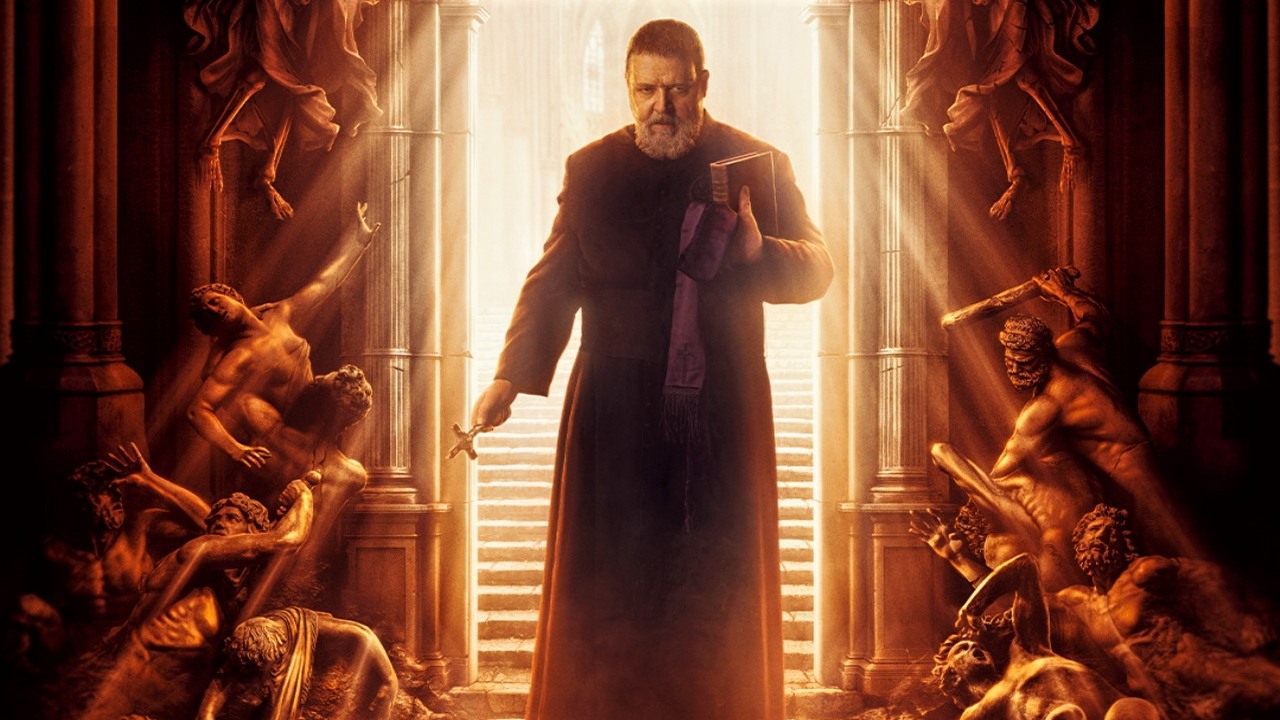 Russell Crowe jako egzorcysta papieża, zobacz zwiastun horroru, źródło grafiki: Egzorcysta papieża, Julius Avery, Loyola Productions, 2023.