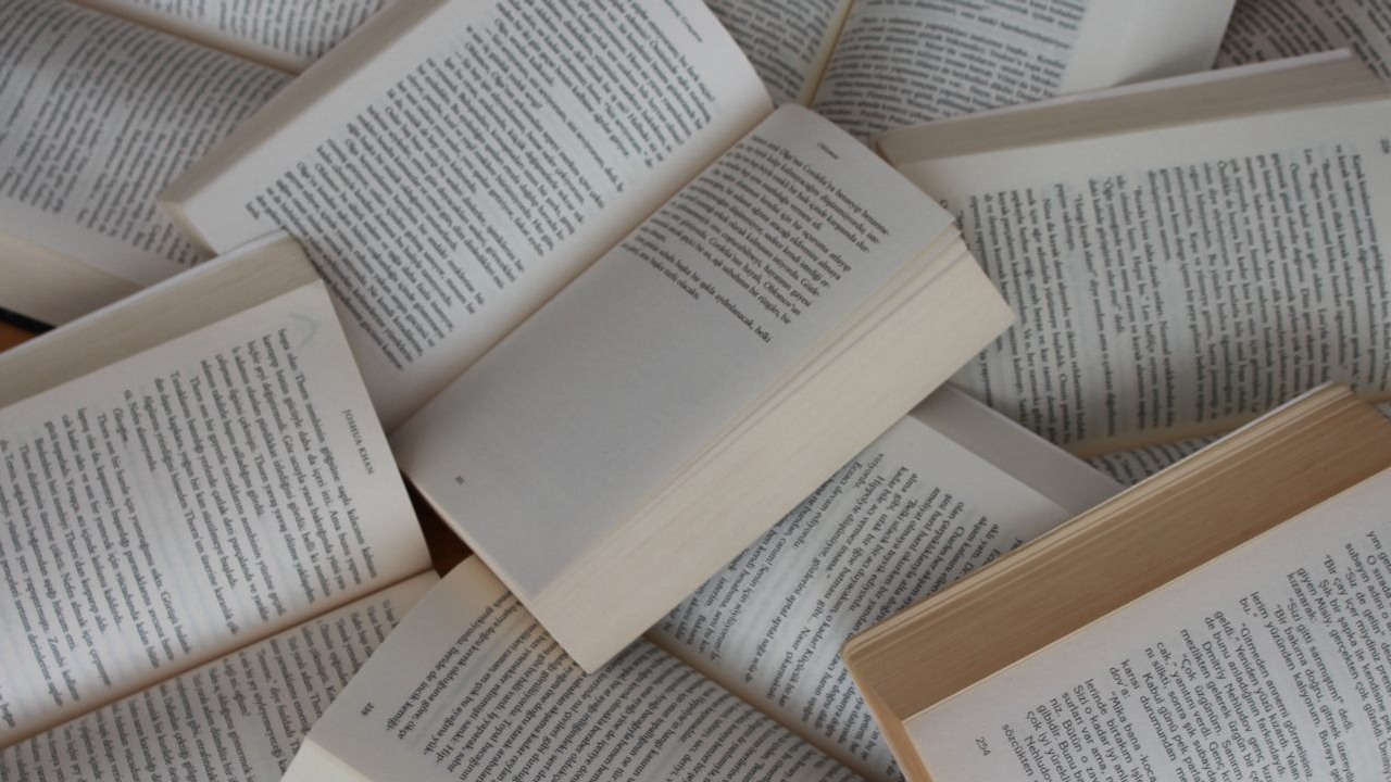 Książki pisane przez AI zalewają Amazona, źródło grafiki: Unsplash | Gulfer ERGIN..