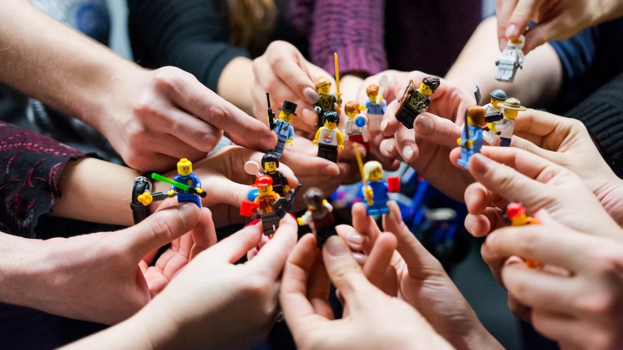 LEGO w wyprzedaży Media Expert; zestawy dla młodszych i starszych konstruktorów, źródło grafiki: Vlad Hilitanu; Unsplash.com; 2019.