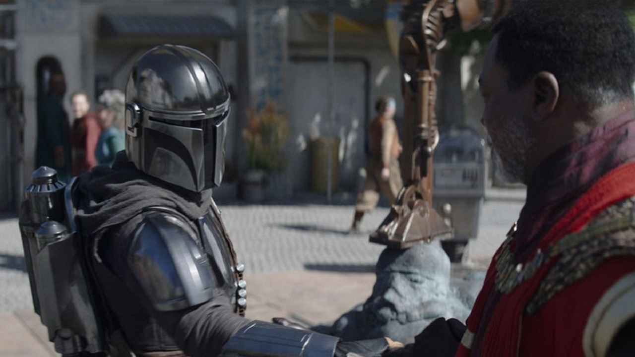Pedro Pascal jest nieswój, gdy fani proszą go, by mówił do dzieci głosem Mandalorianina, źródło grafiki: Mandalorianin; Jon Favreau; Disney+; 2019.
