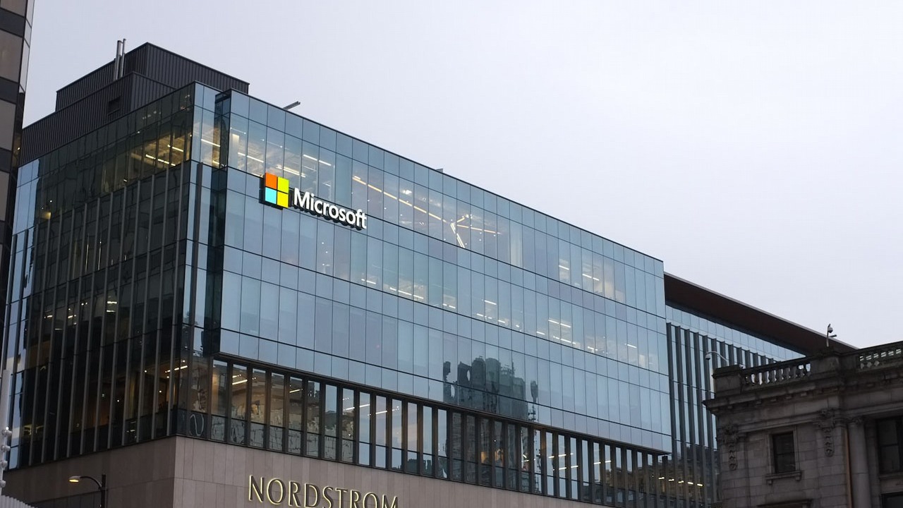 Microsoft od lat potajemnie testował AI na użytkownikach, źródło grafiki: Unsplash | Matthew Manuel.