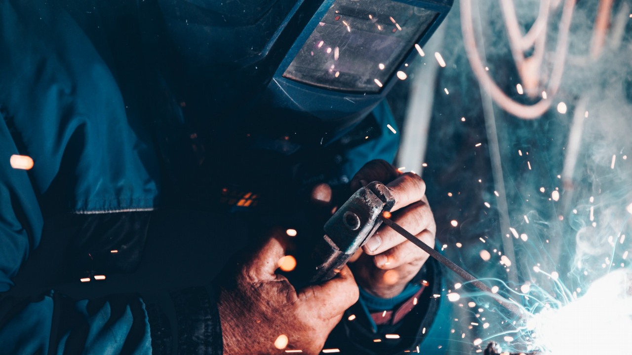 W USA mają zbyt duże ręce do produkcji baterii, źródło grafiki: Christopher Burns / Unsplash.