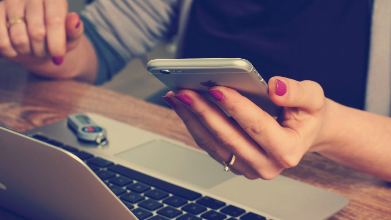 Prawie 40% sklepów internetowych manipuluje klientami, źródło grafiki: Unsplash | Firmbee.com..