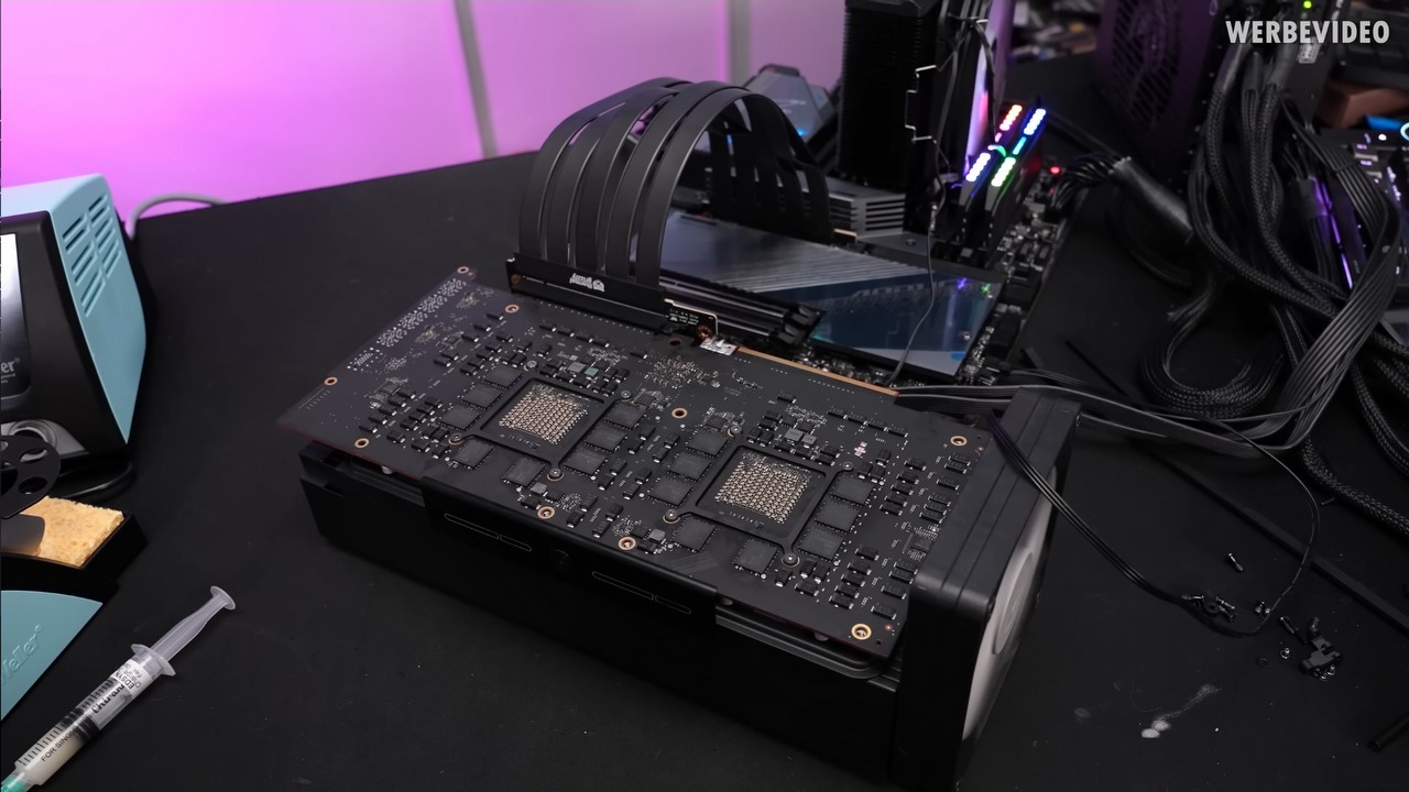 Dwuletnie GPU AMD pokonało RTX-a 4080, nie obyło się bez modyfikacji, źródło grafiki: der8auer / YouTube.