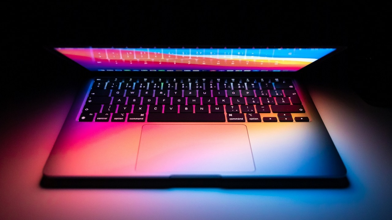 MacBook Air w znakomitej cenie w Media Expert; spiesz się, bo ta promocja nie potrwa długo, źródło grafiki: Pixabay, Martin Katler.