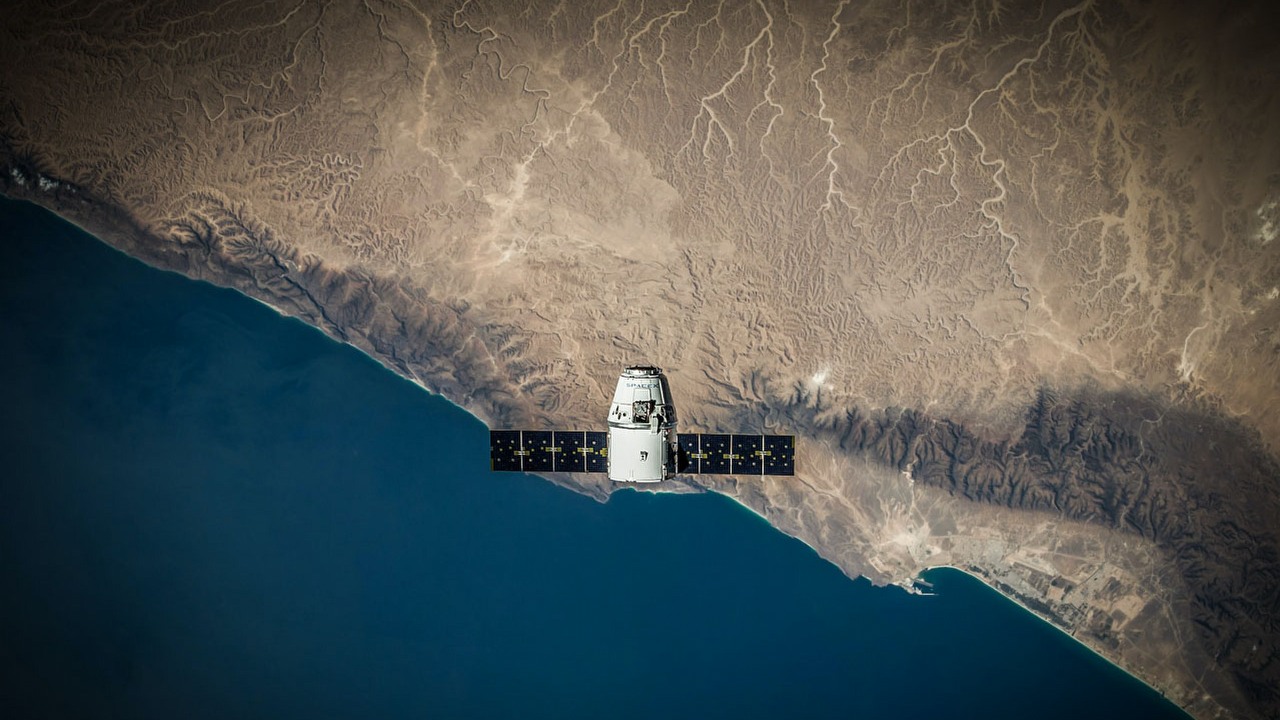 No to mamy problem z satelitami; jest ich tak dużo, że zagrażają astronomii, źródło grafiki: Unsplash | SpaceX.