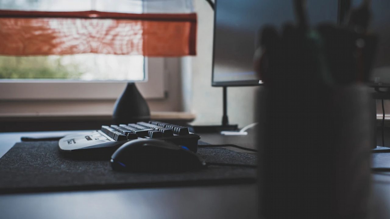 Zremasterowana myszka Roccat Kone Aimo z dużą obniżką ceny w wyprzedaży Media Markt, źródło grafiki: Stefan Gall; Unsplash.com; 2020.