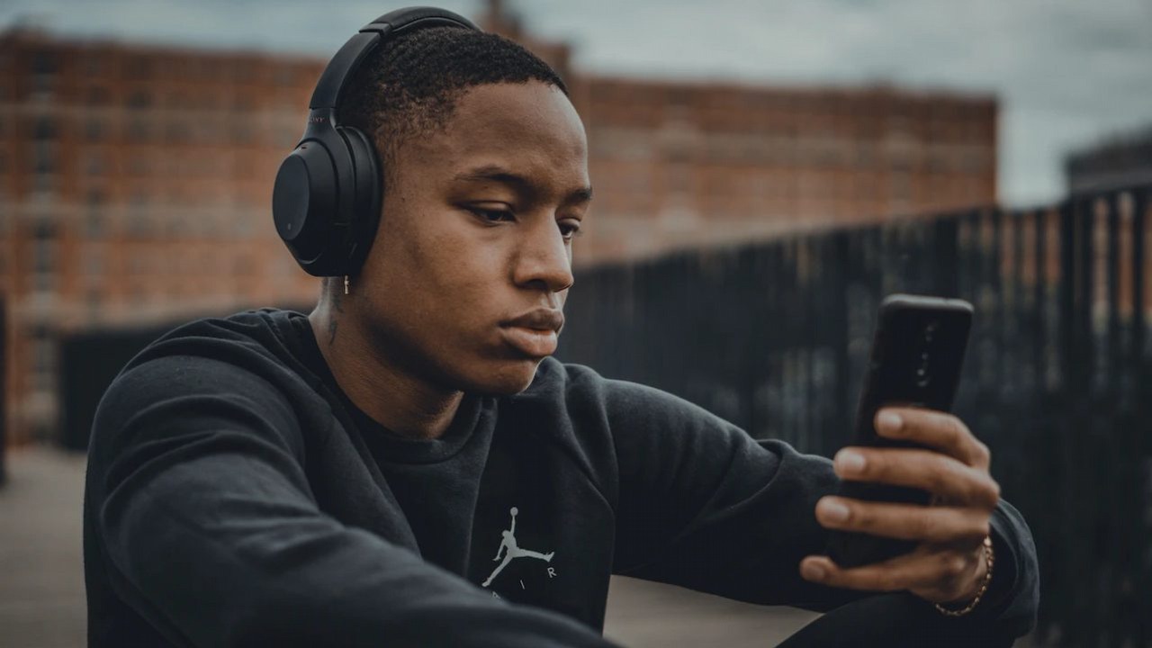 Słuchawki bezprzewodowe Roccat w dobrej cenie na Amazon.pl, źródło grafiki: Ilias Chebbi; Unsplash.com; 2020.
