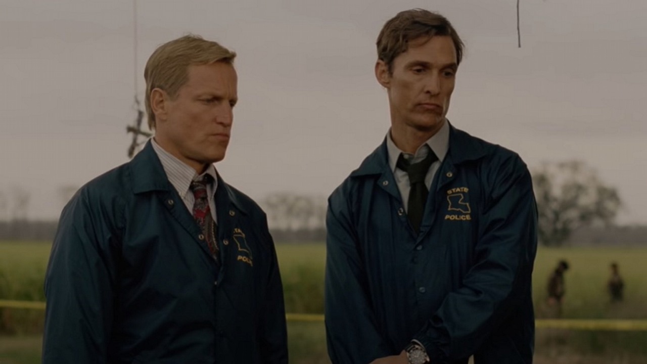 Gwiazdy Detektywa znowu zagrają razem; wcielą się w siebie w komedii Apple TV Plus, źródło grafiki: Detektyw; Nic Pizzolatto; HBO; 2014.