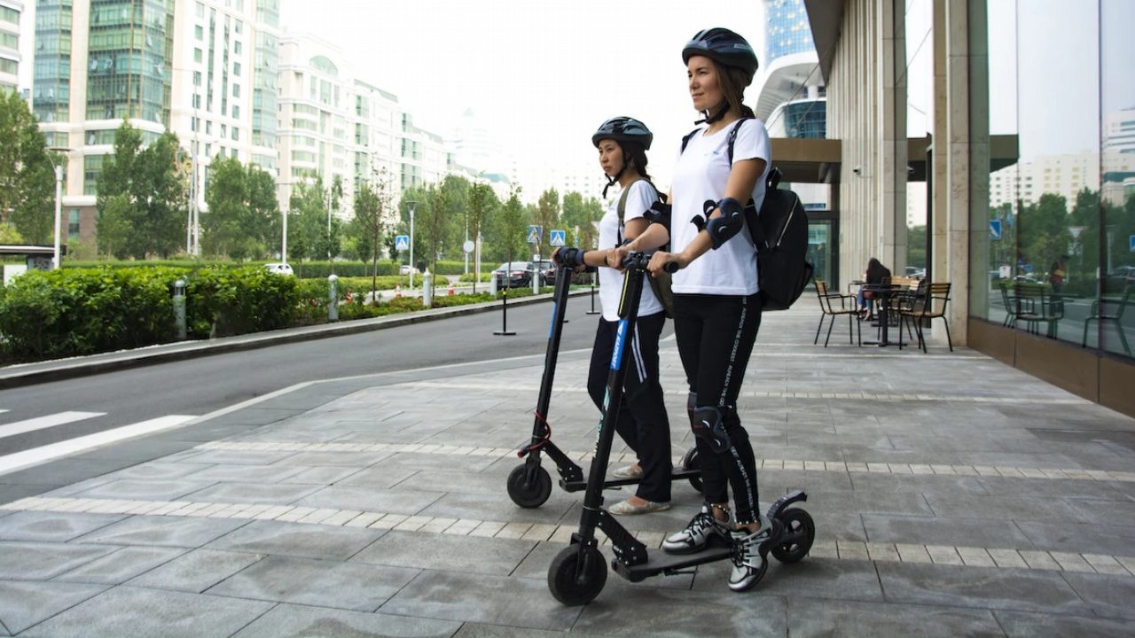 Hulajnogi elektryczne w wiosennych obniżkach cen w Media Expert, źródło grafiki: Marat Mazitov; Unsplash.com; 2019.