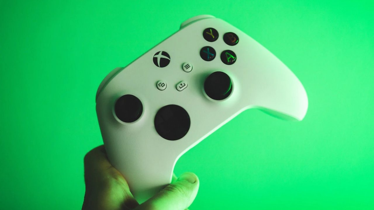 Kontrolery do Xboksa Series X/S w promocji na Amazon.pl, źródło grafiki: Kamil S; Unsplash.com; 2020.