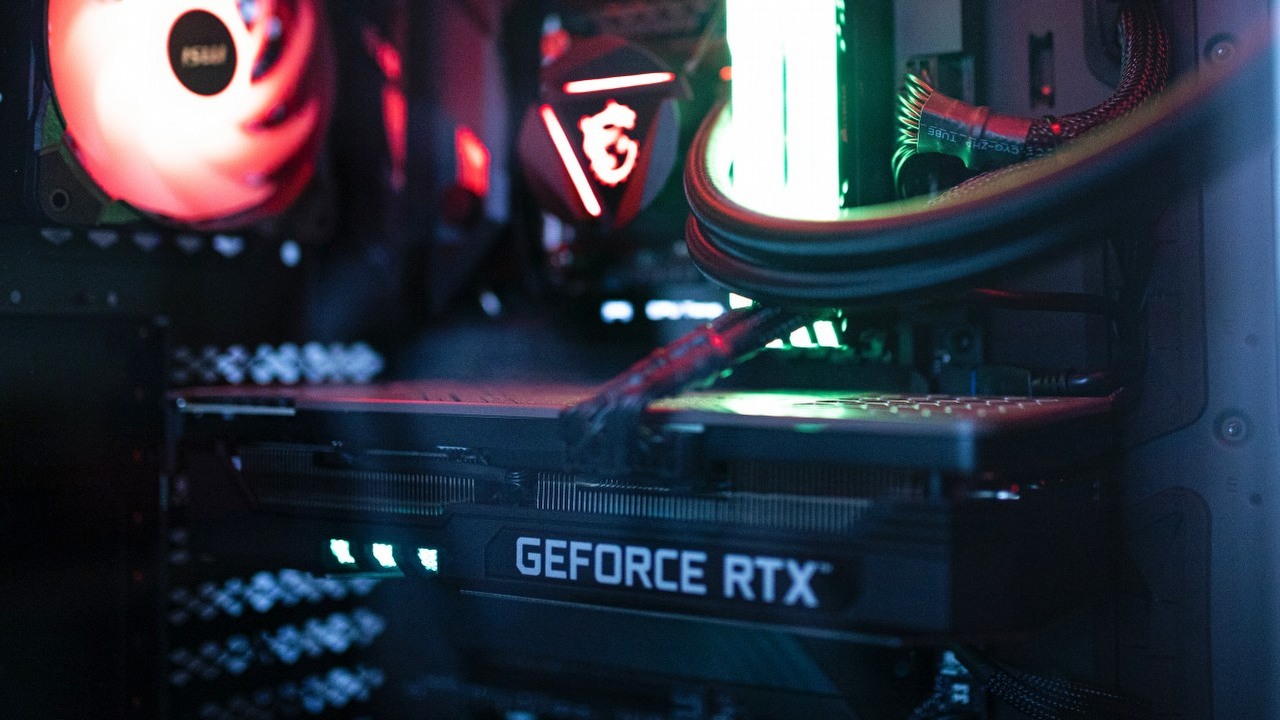 RTX 4070 bez kontrowersyjnej wtyczki zasilania, ale jest haczyk, źródło grafiki: Caspar Camille Rubin / Unsplash.