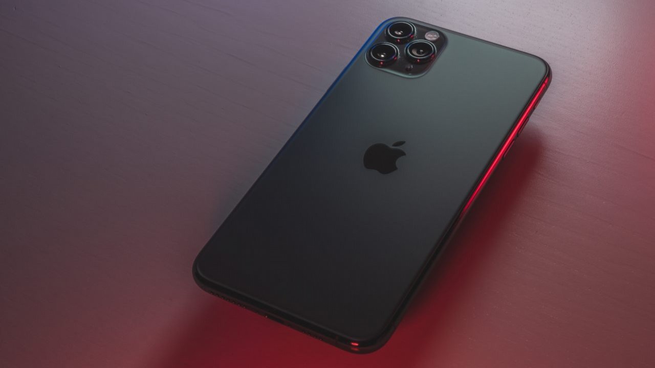 Nowy iPhone będzie wolniejszy niż zakładano, źródło grafiki: Unsplash | Miguel Tomas..