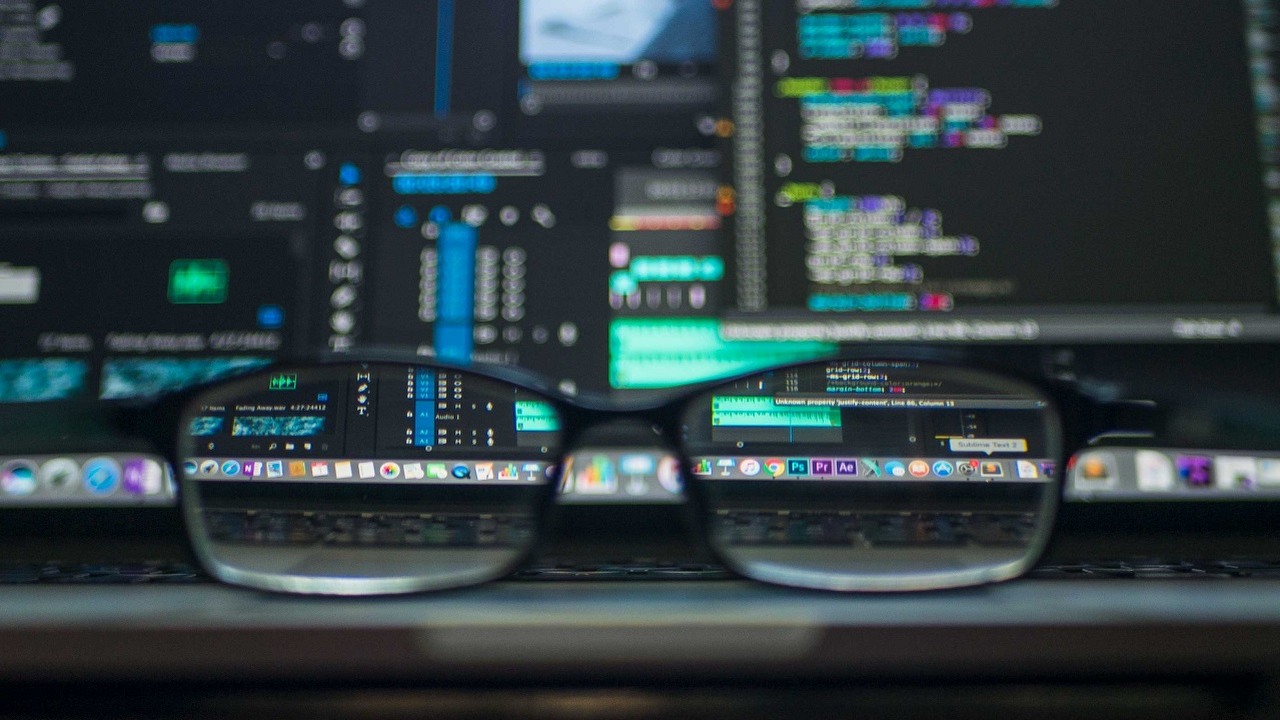 Zhakowano jeden z największych kanałów technologicznych na YouTube, źródło grafiki: Unsplash | Kevin Ku.