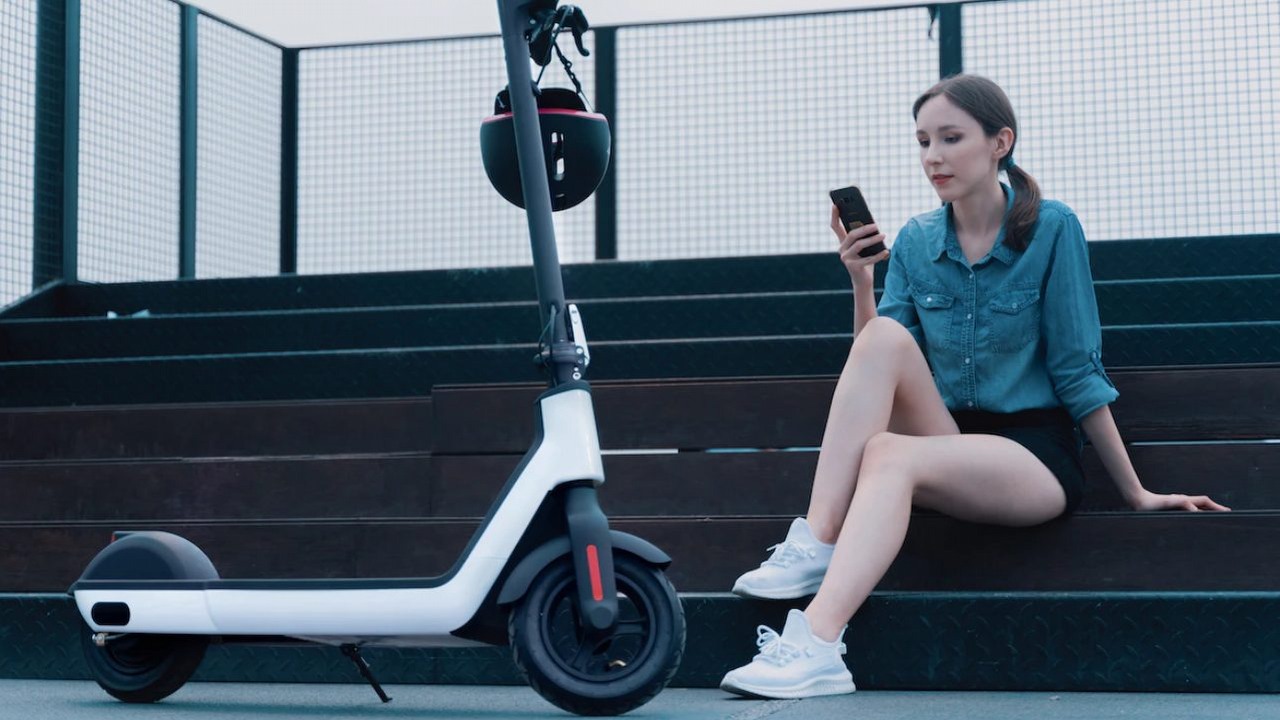 Hulajnogi elektryczne taniej w wyprzedaży Media Expert, źródło grafiki: G-FORCE Bike; Unsplash.com; 2021.