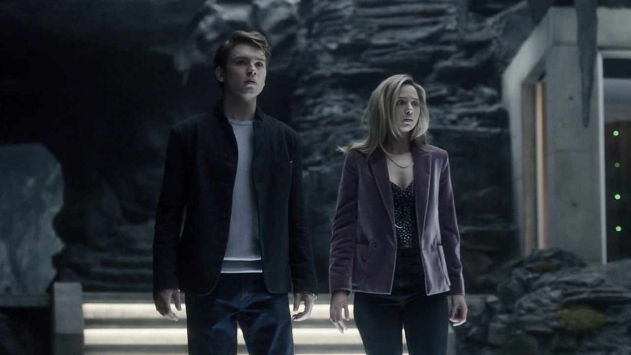Gotham Knights to według recenzji kiepski melodramat dla nastolatków, źródło grafiki: Rycerze Gotham; Natalie Abrams i Chad Fiveash; CW; 2023.